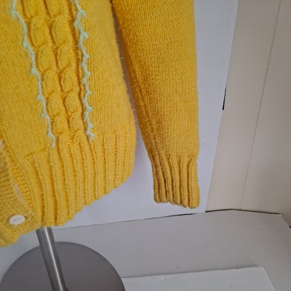 Vintage Handmade Cardigan Sweater Yellow Aqua Trim 7 Mother of Pearl But… - Picture 4 of 11